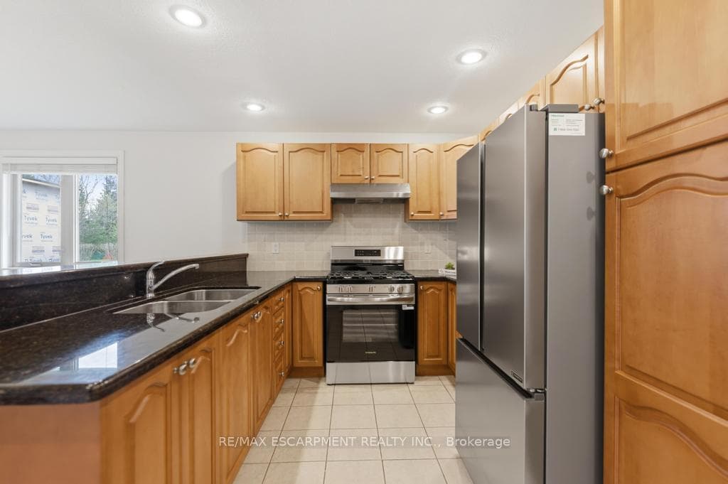 80 Lister Avenue photo 11
