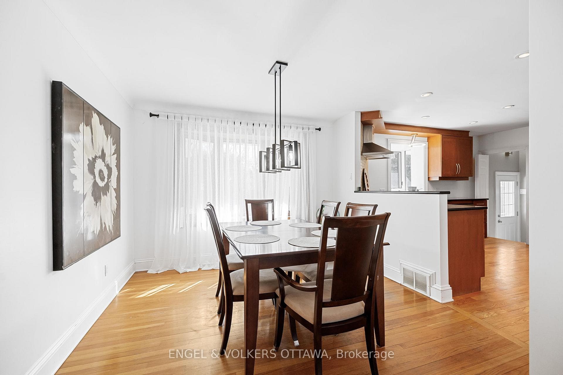 2055 Thorne Avenue photo 9