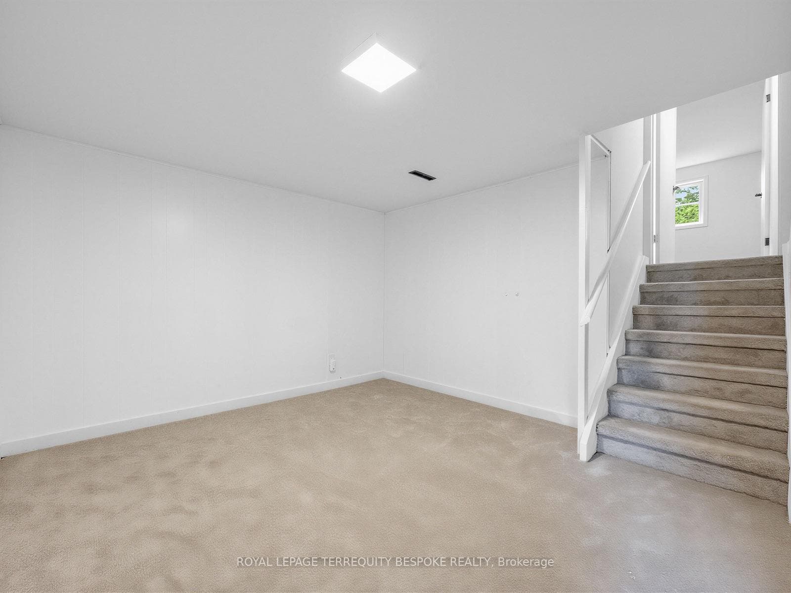 9 Midcroft Drive photo 34