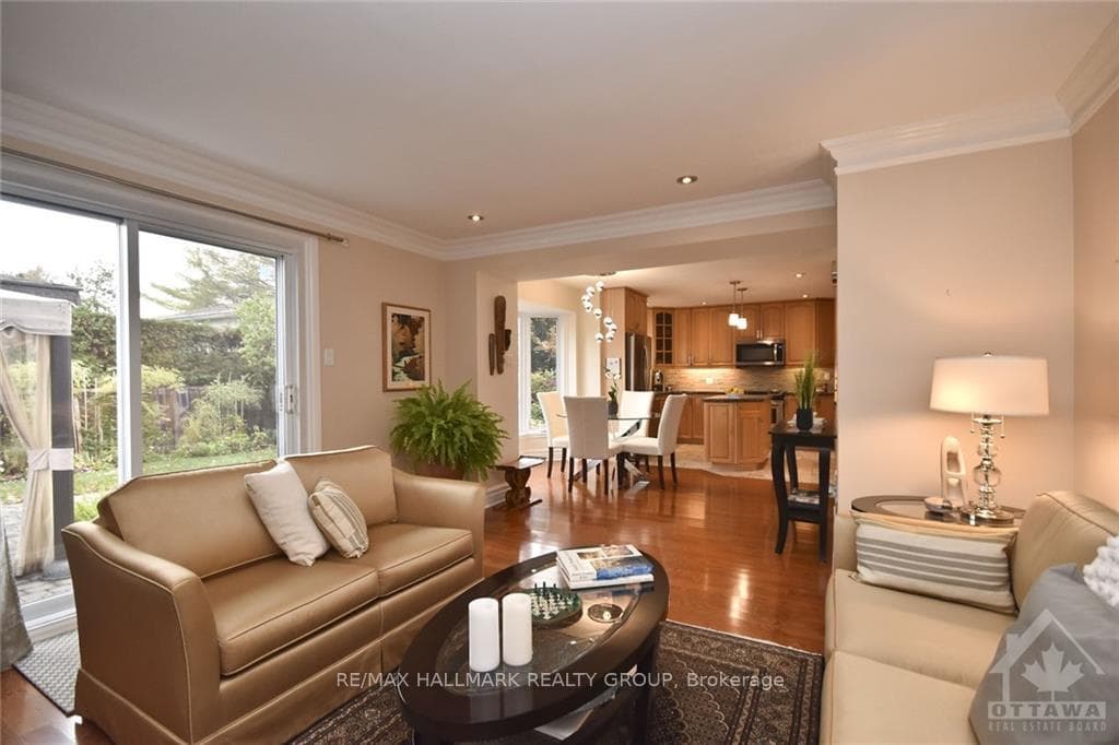 1922 OAKDEAN Crescent photo 13