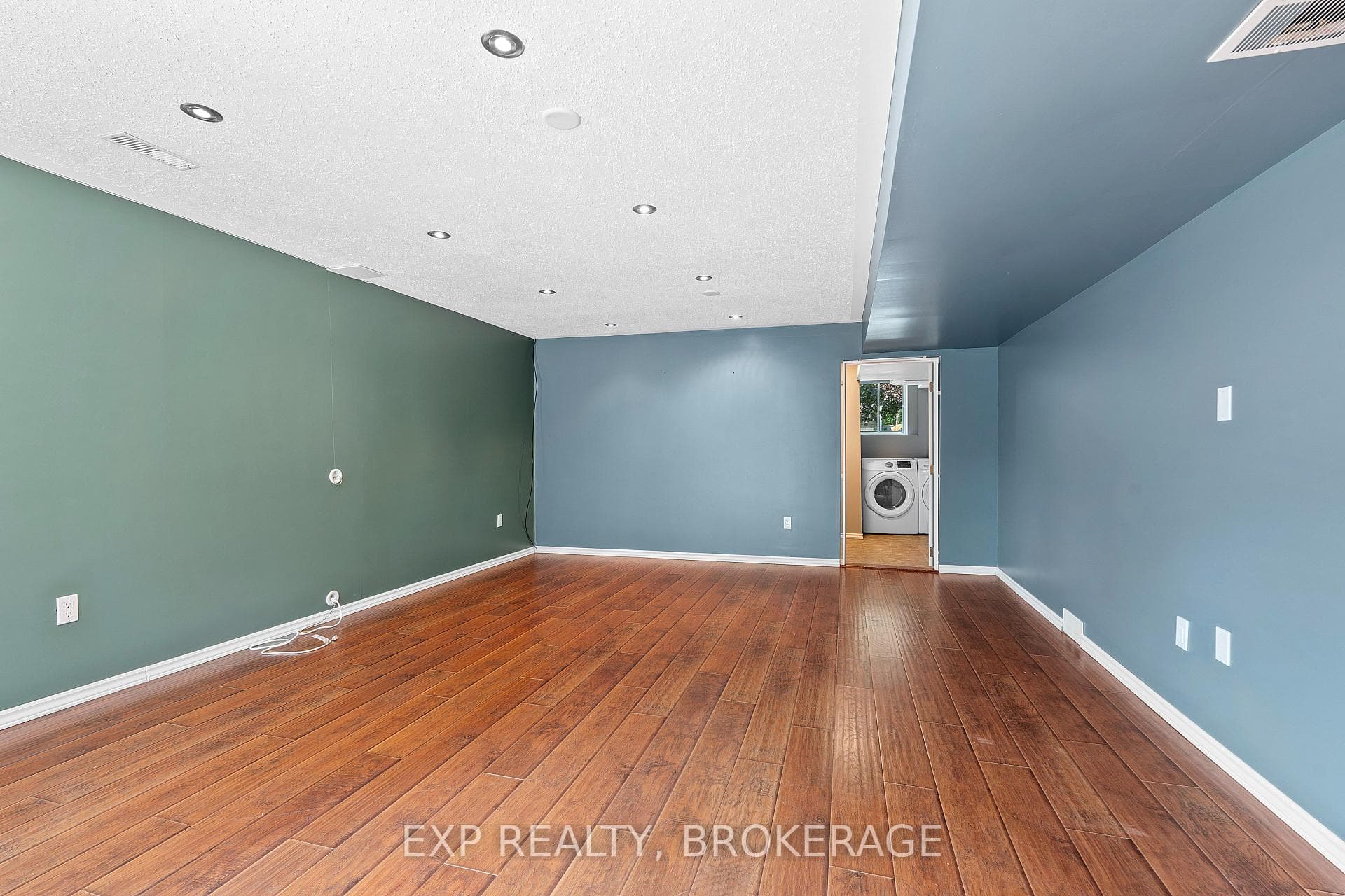926 CRESTHILL Street photo 33