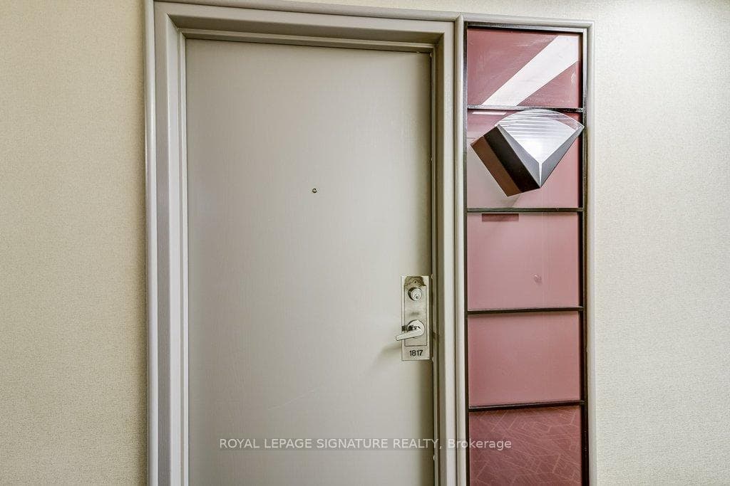 88 Corporate Drive Unit 1817 photo 12