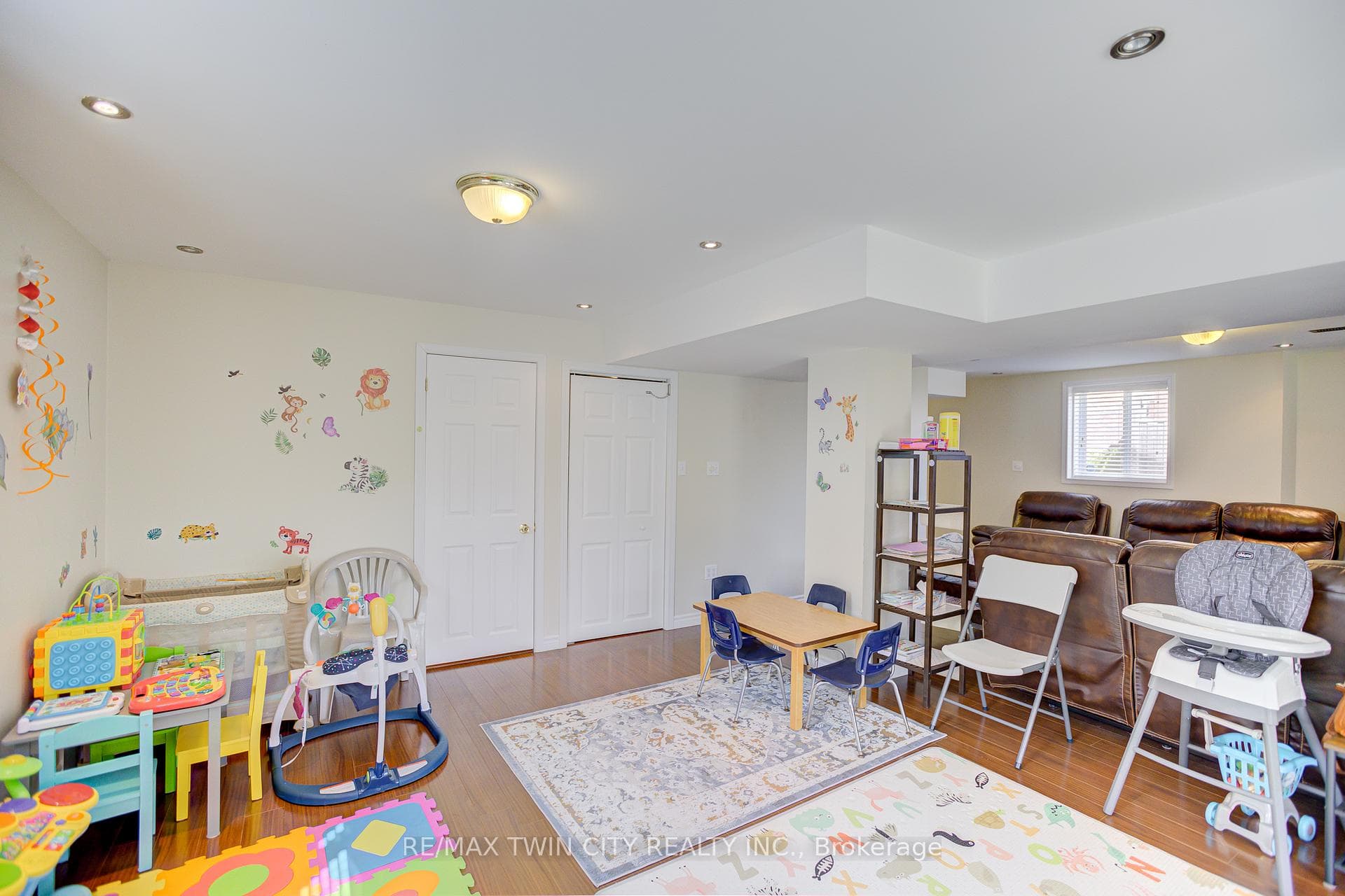 106 Country Clair Street photo 29