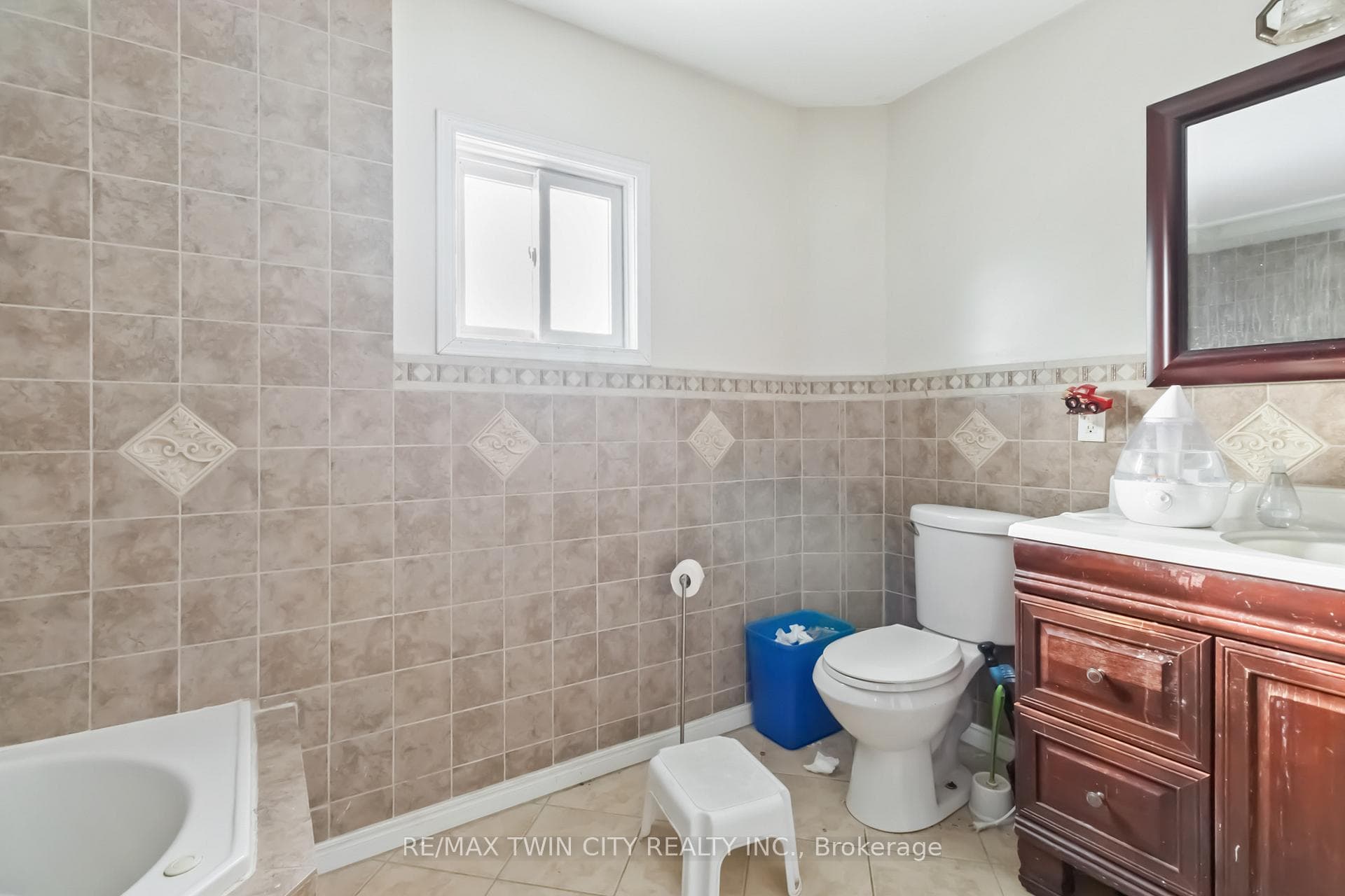 Large upstairs Bathroom w shower, vanity, & bath