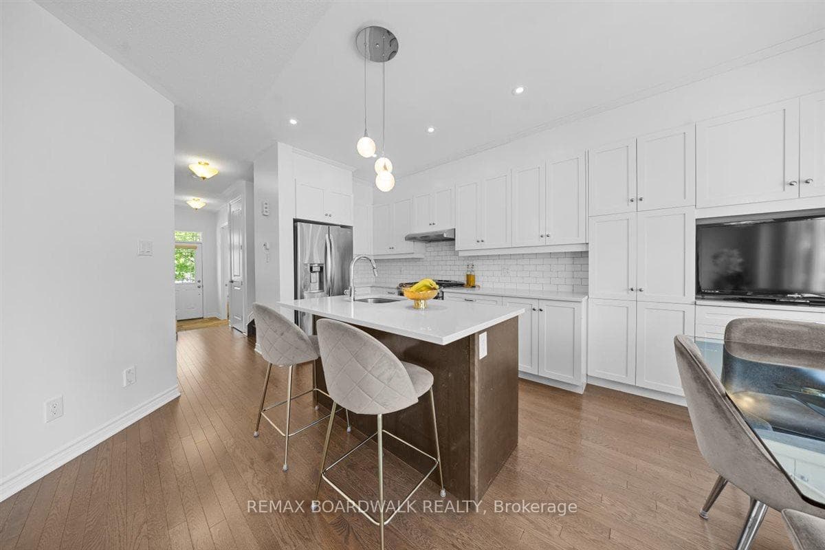 446 Meadowbreeze Drive photo 9