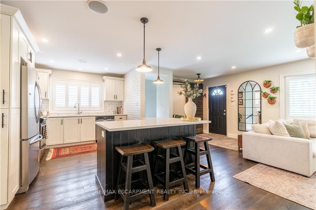 64 Leslie Avenue photo 12