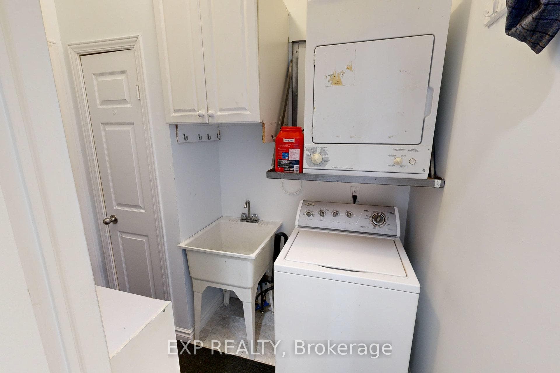 42 Richbell St - Main Floor Laundry