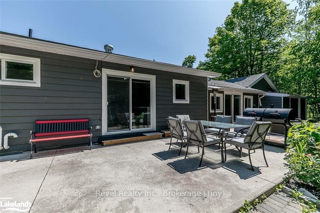 2440 CHAMPLAIN Road photo 24