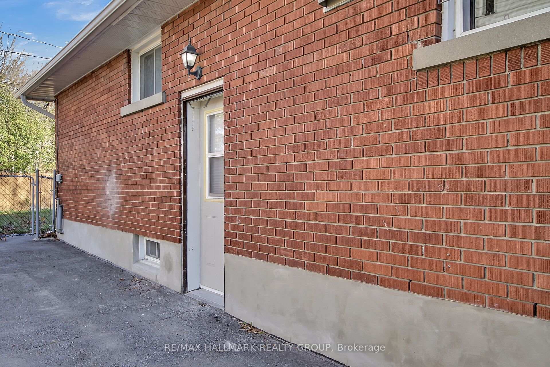 1297 ERINDALE Drive Unit B photo 1