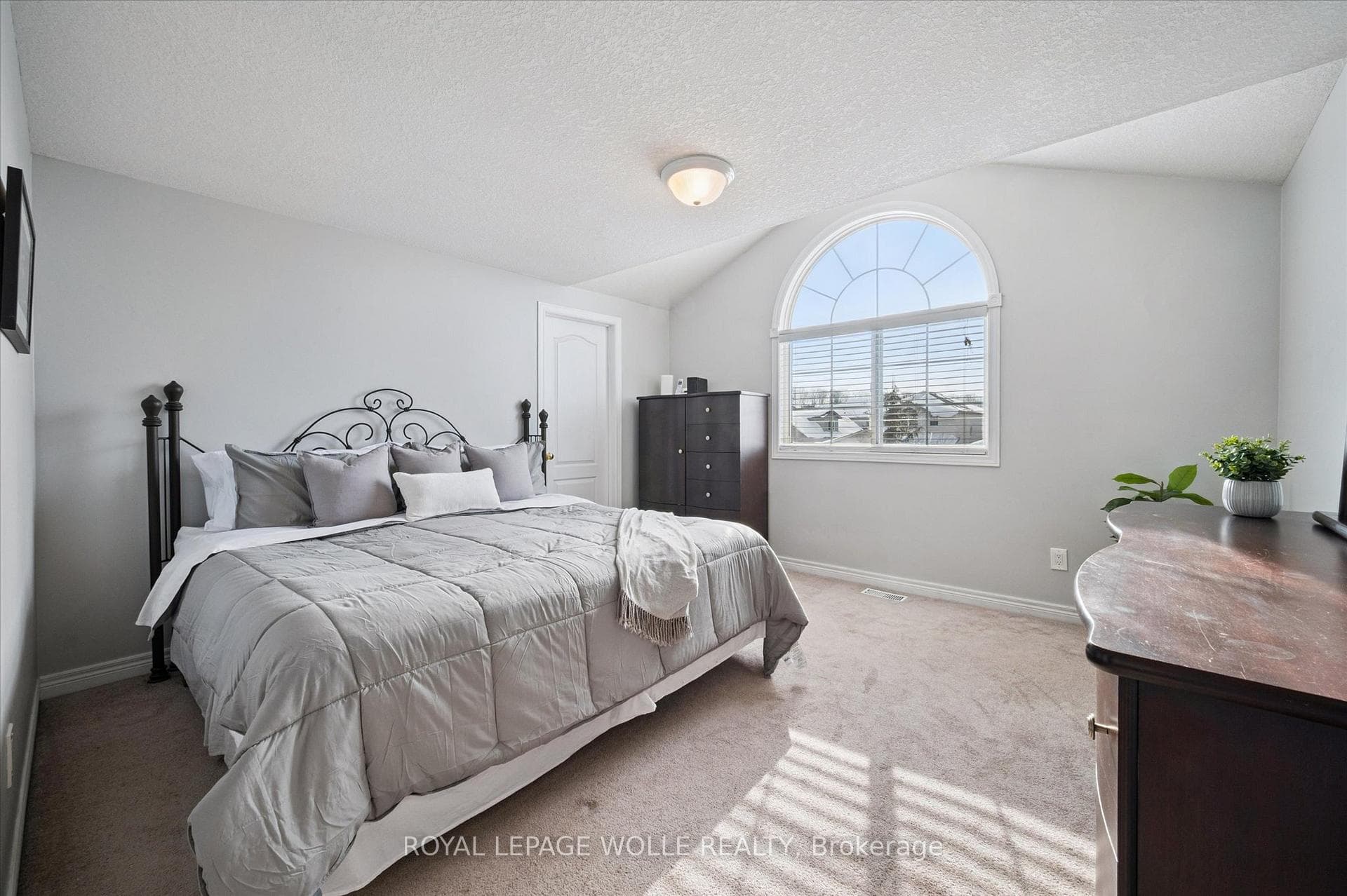 731 Breakwater Crescent photo 24