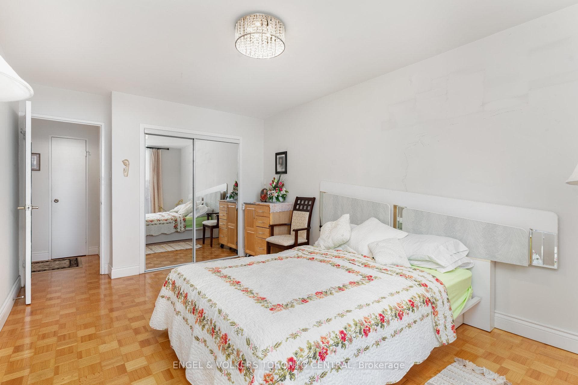 5 Frith Road Unit 808 photo 11