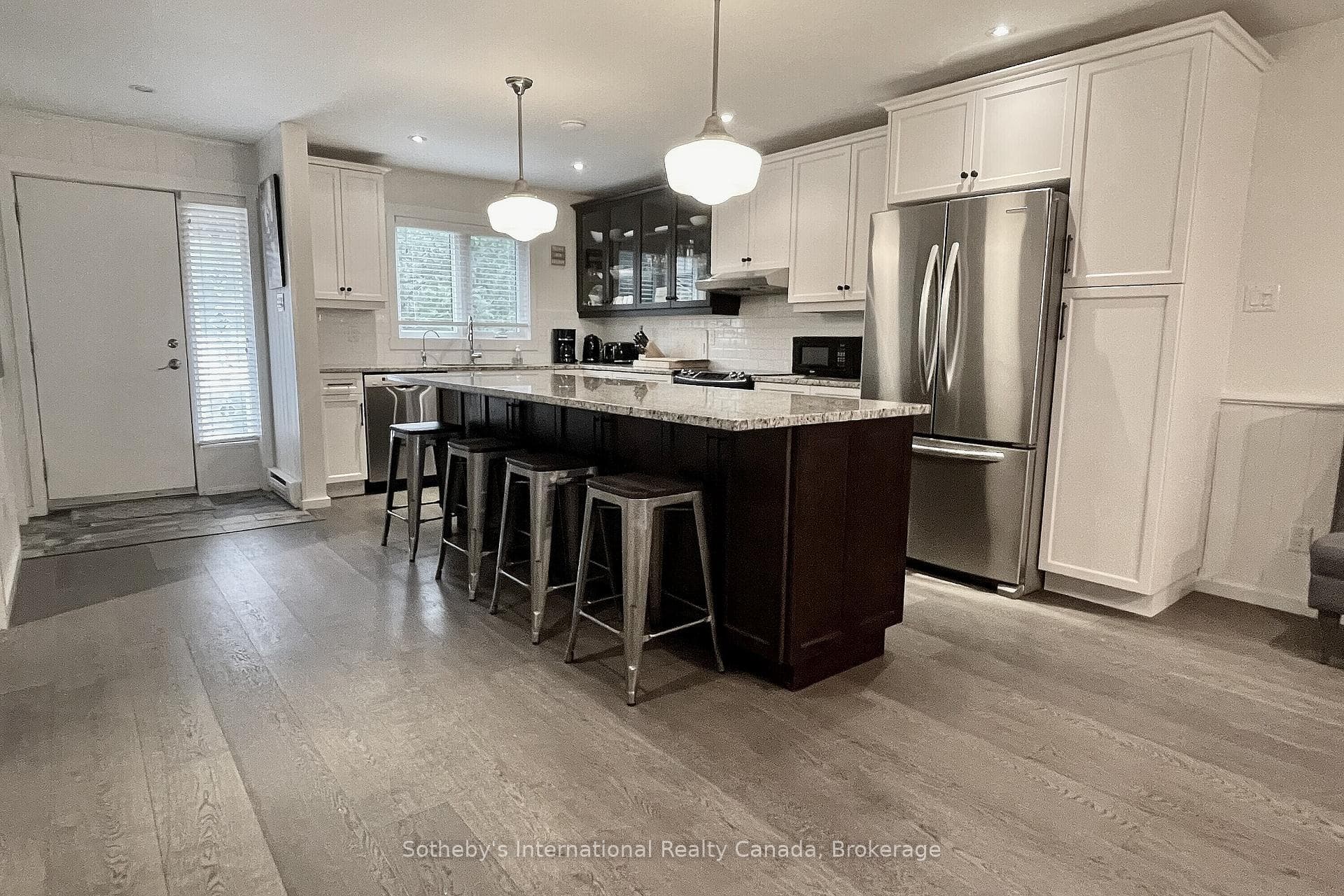 571 OXBOW Crescent photo 3