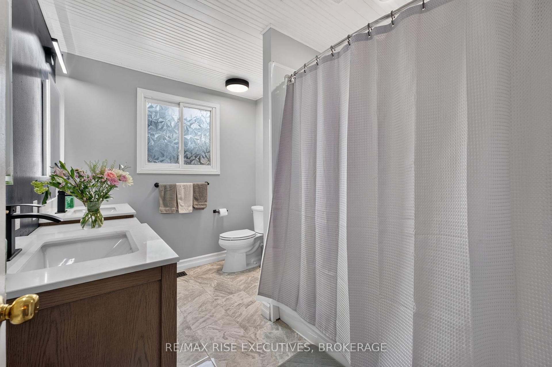 1560 Victoria Street photo 17