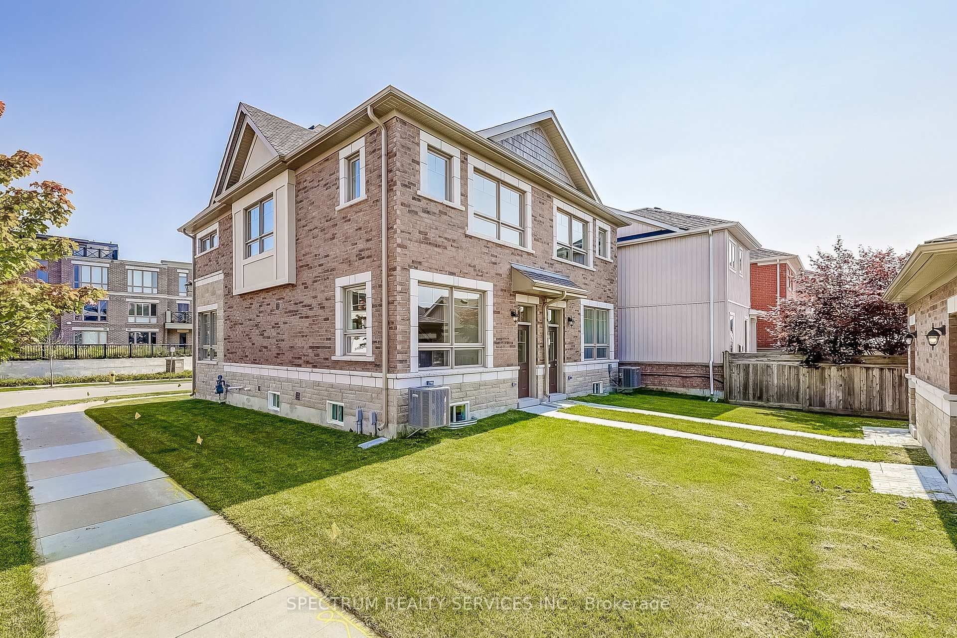 38 Lindcrest Manor photo 31