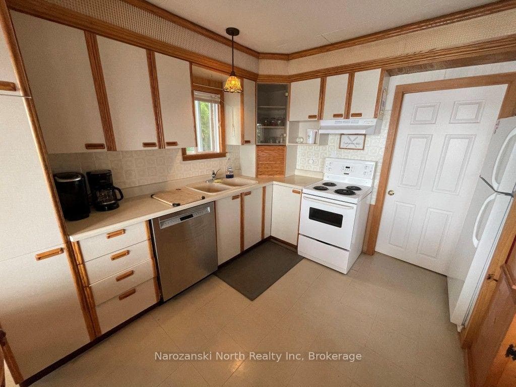 151B Du Lac Avenue photo 10
