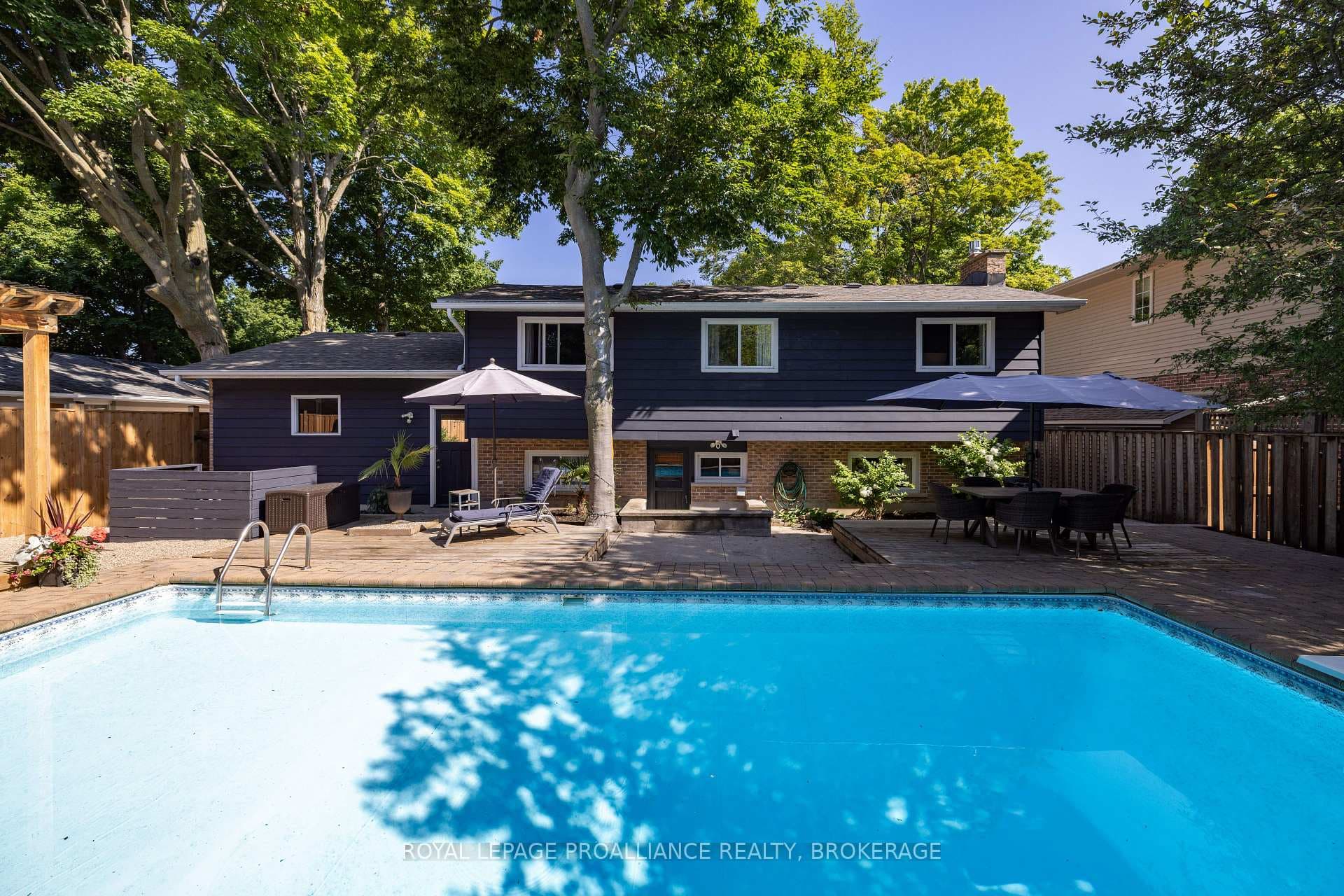 423 Carrie Crescent photo 11