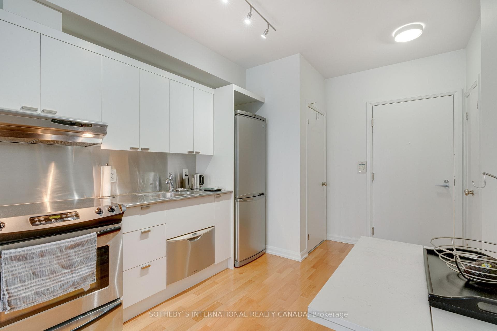 111 Elizabeth Street Unit 1822 photo 3