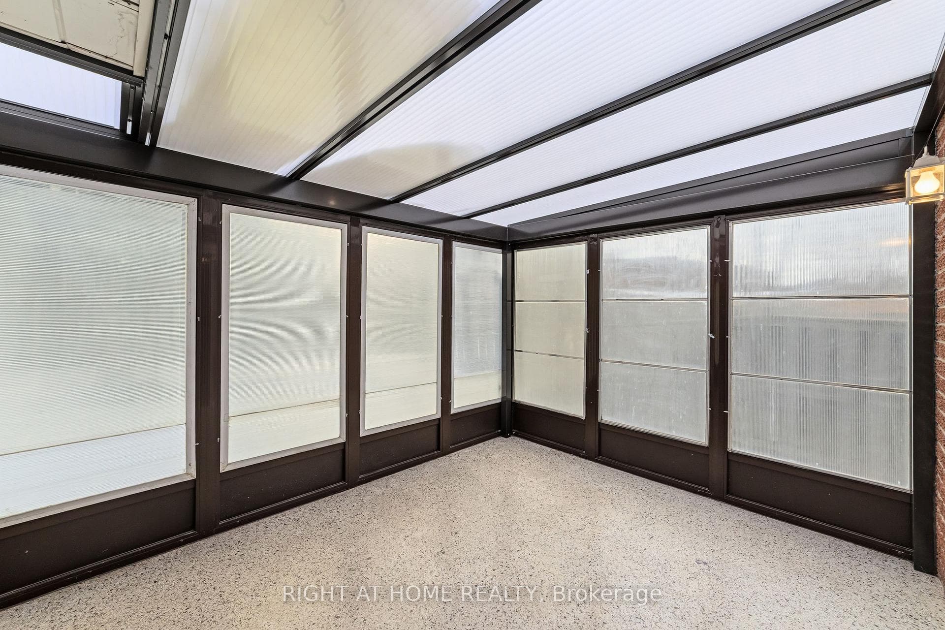 2084 Pen Street photo 19
