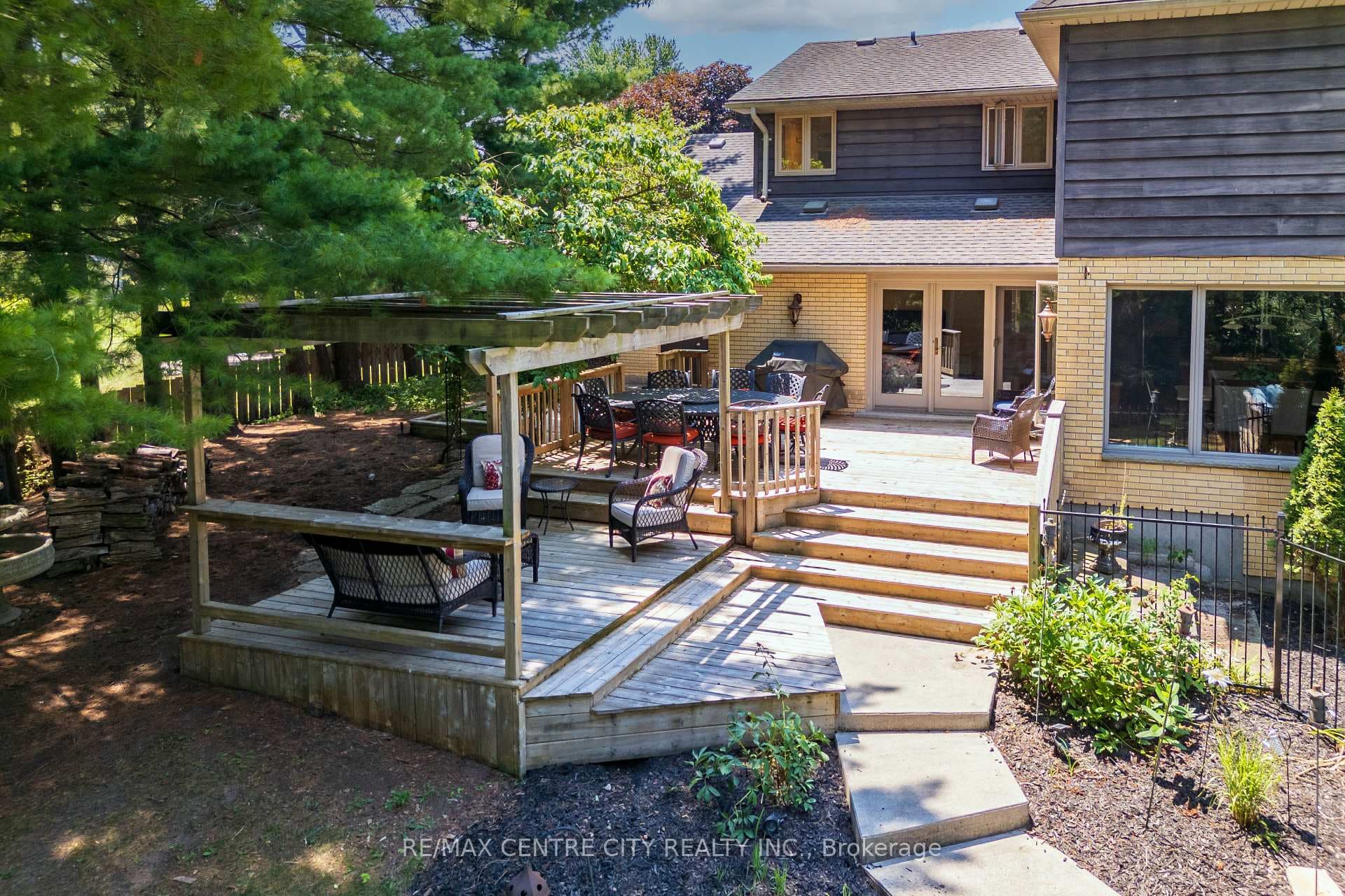 255 MILL POND Crescent photo 44