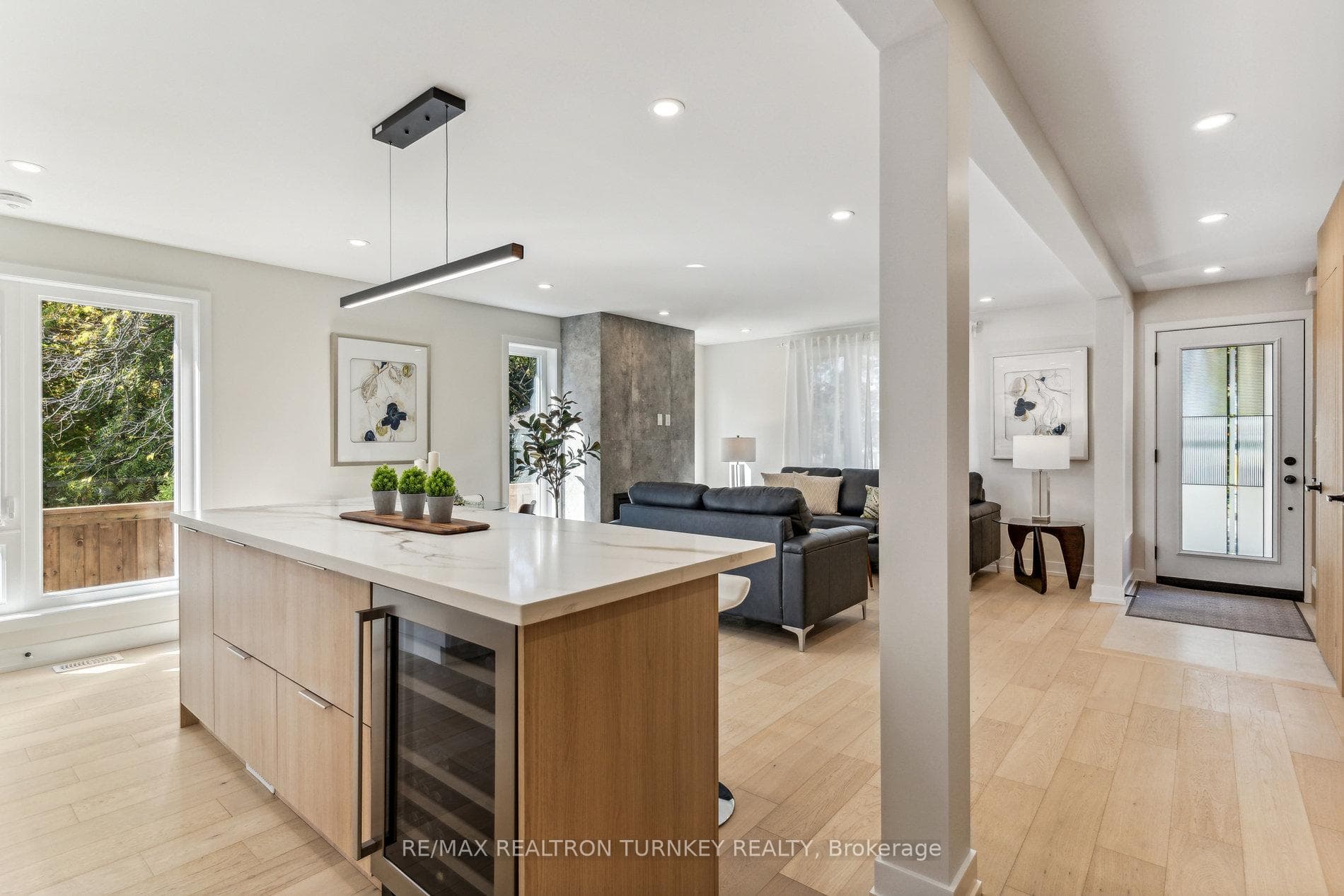 Centre Island with Wine Cooler/Beverage Fridge!