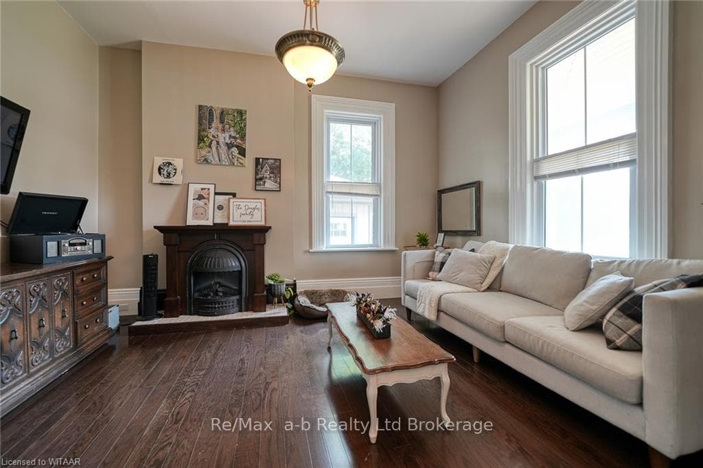 392 KING STREET WEST Street photo 5