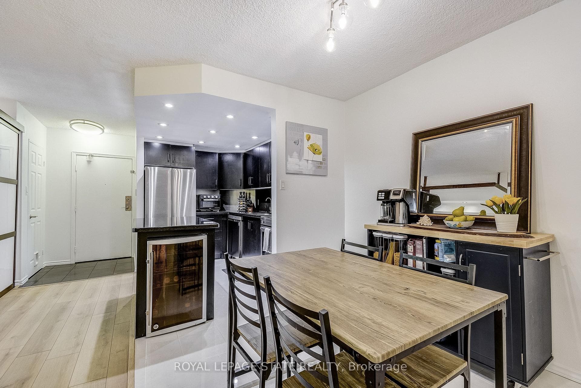 975 Warwick Court Unit B1 photo 12