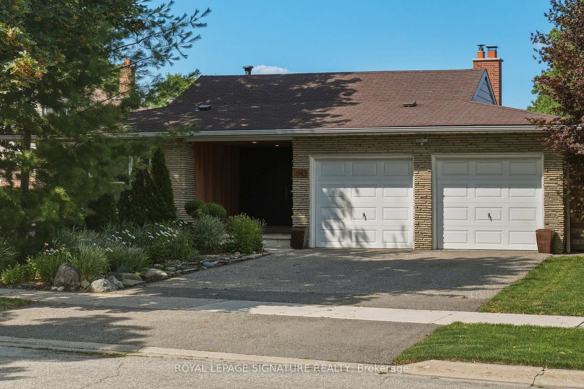1843 Stonepath Crescent photo 2
