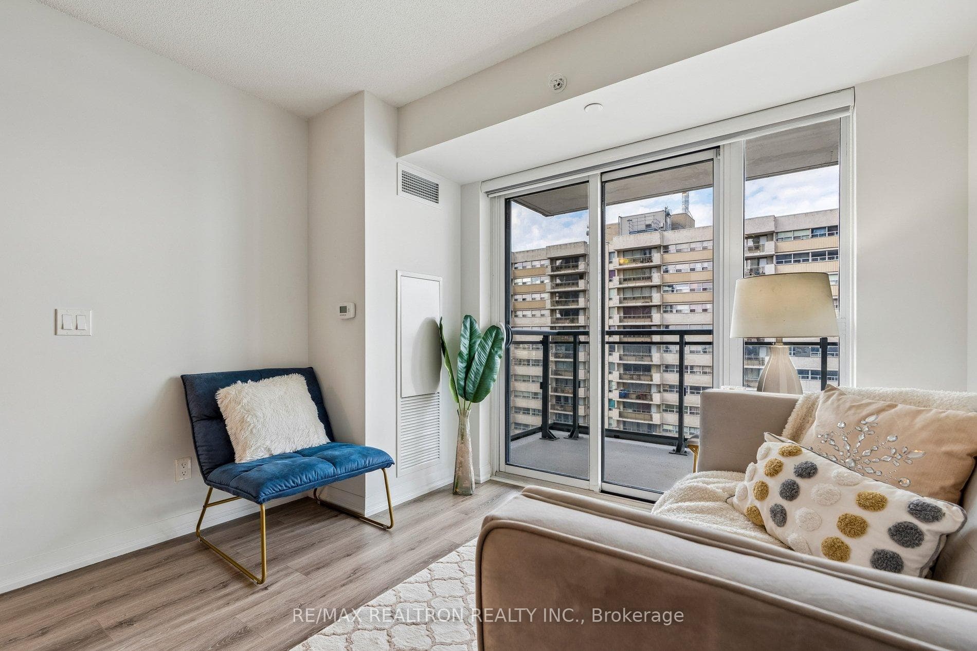 30 Meadowglen Place Unit 1503 photo 7
