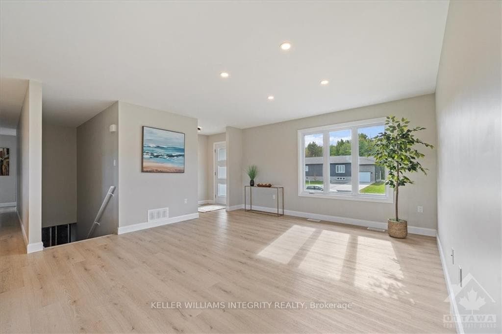 241 ROXANNE Street photo 7