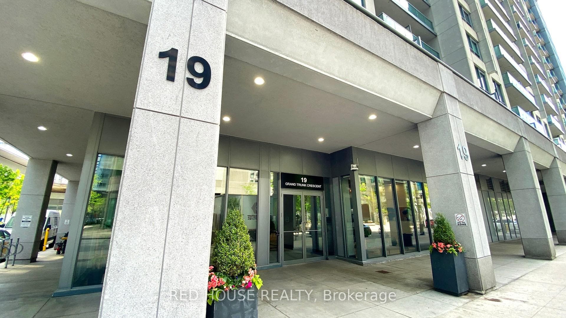 19 Grand Trunk Crescent Unit 1810 photo 2