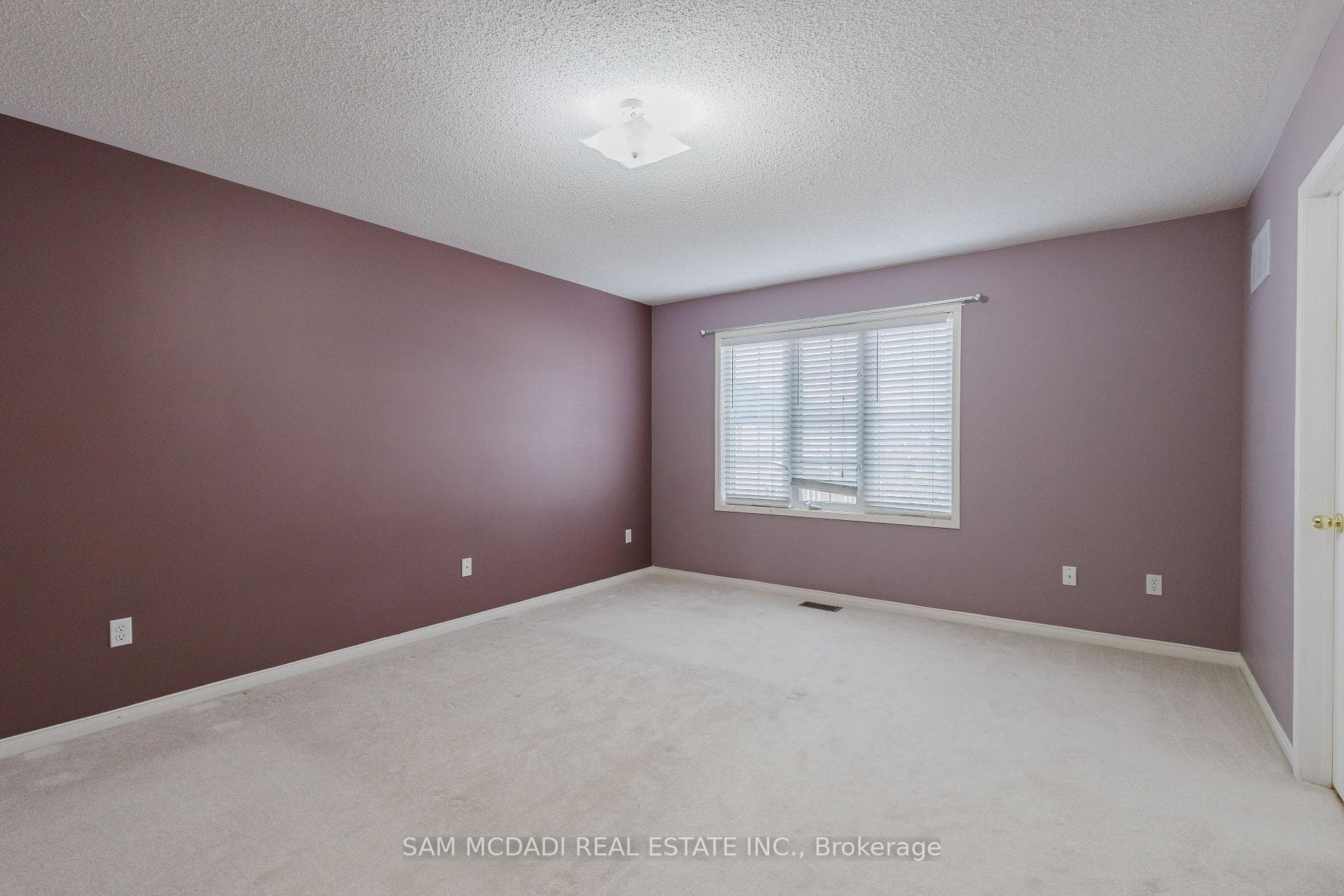 1260 Lamont Crescent photo 22