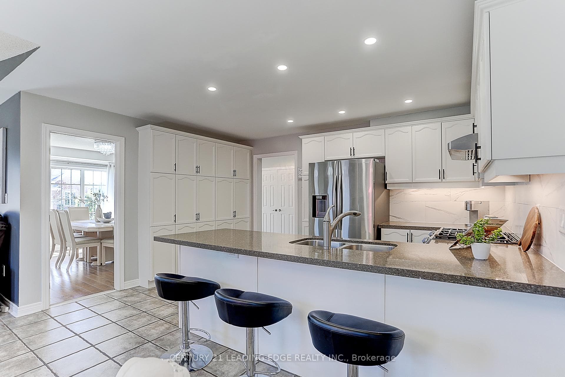9 ARNOLD Crescent photo 11