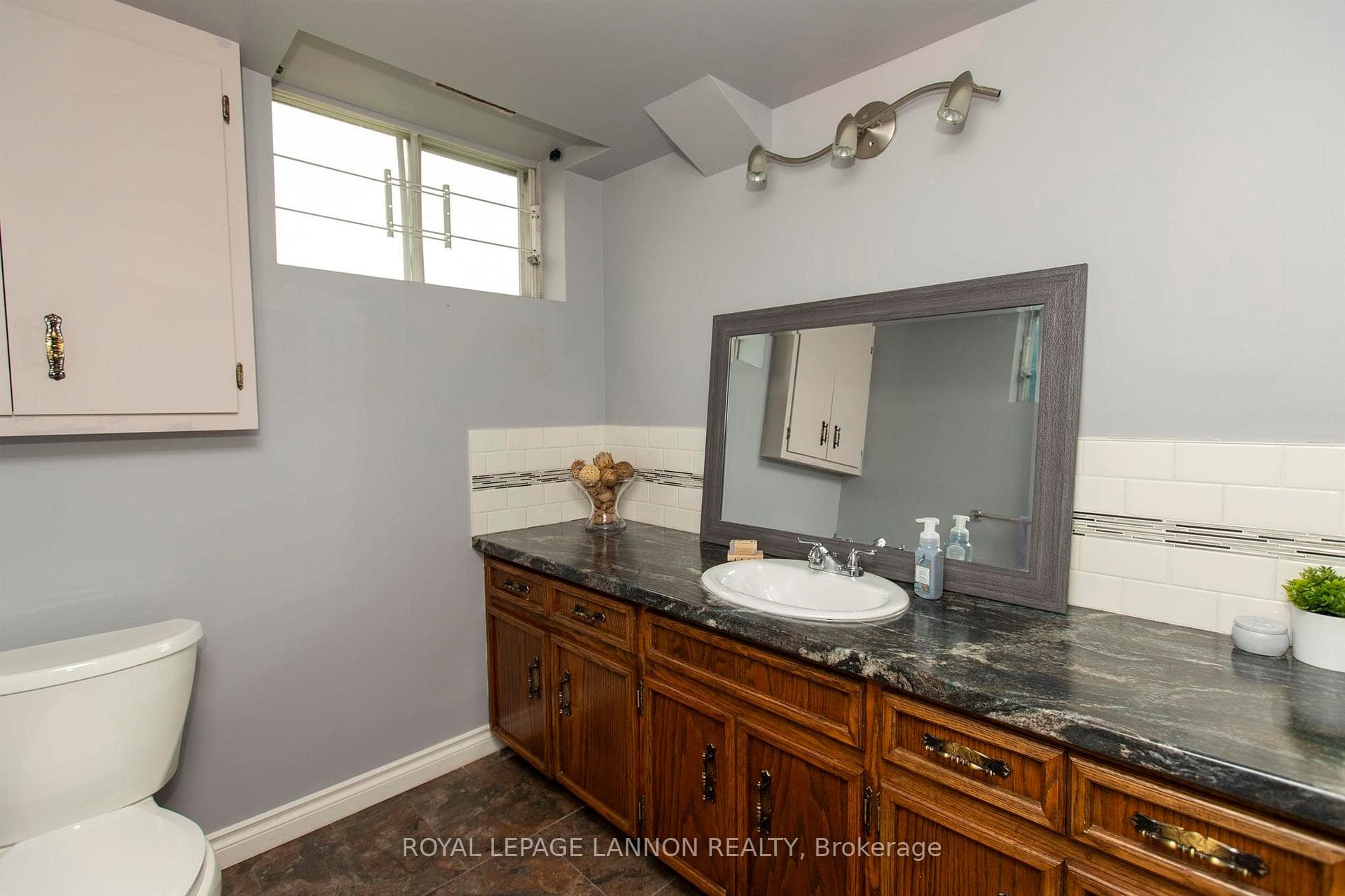125 Anten Street photo 22