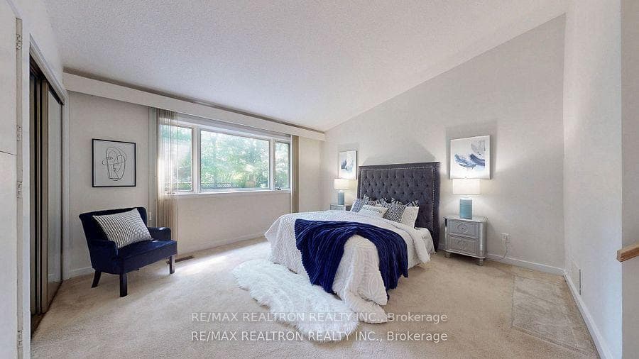 46 Hurlingham Crescent photo 27