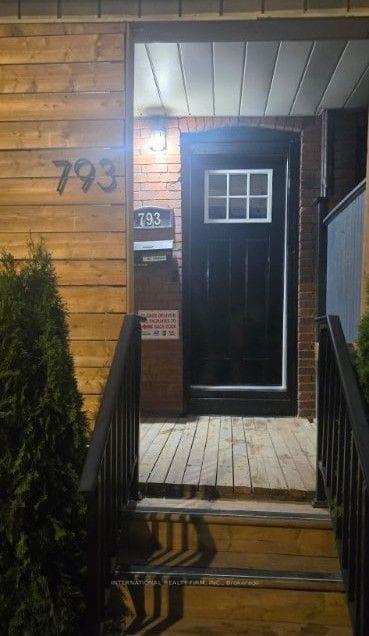 793 Dufferin Street Unit Upper photo 2