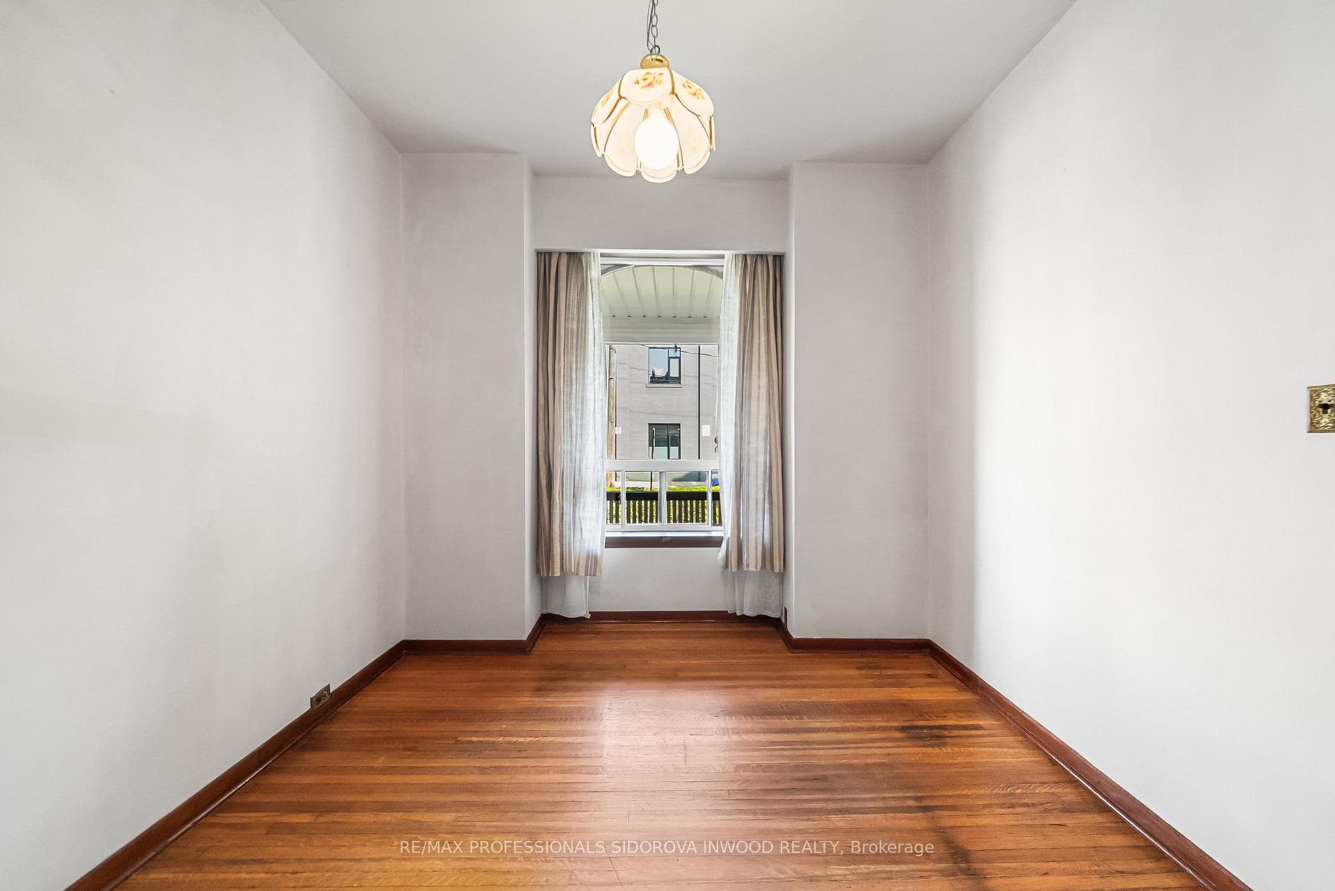 44 Golden Avenue photo 5
