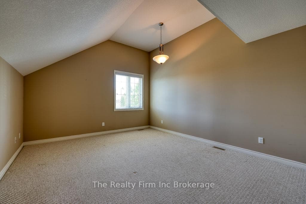 577 Hummingbird Crescent photo 7