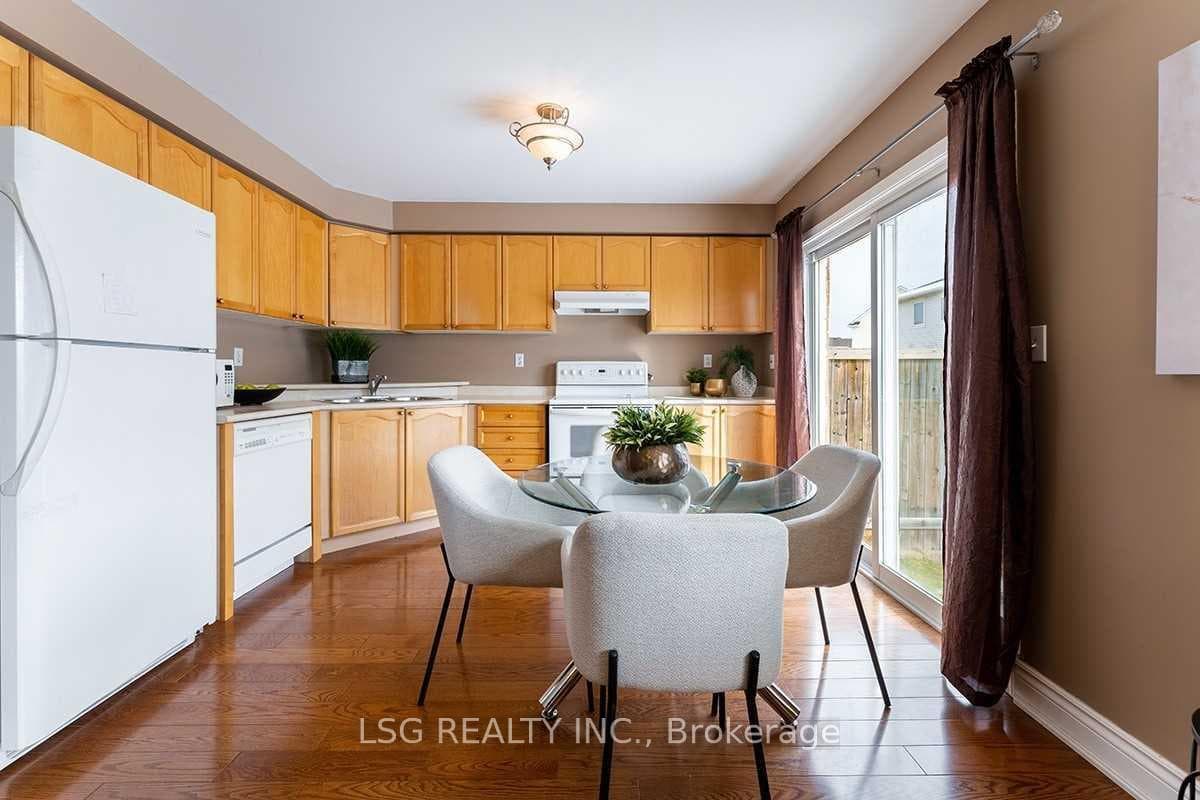 1568 Cartwright Crescent photo 9
