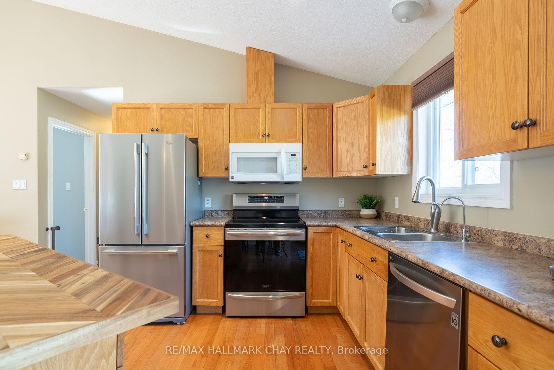 44 Meadows Avenue photo 20