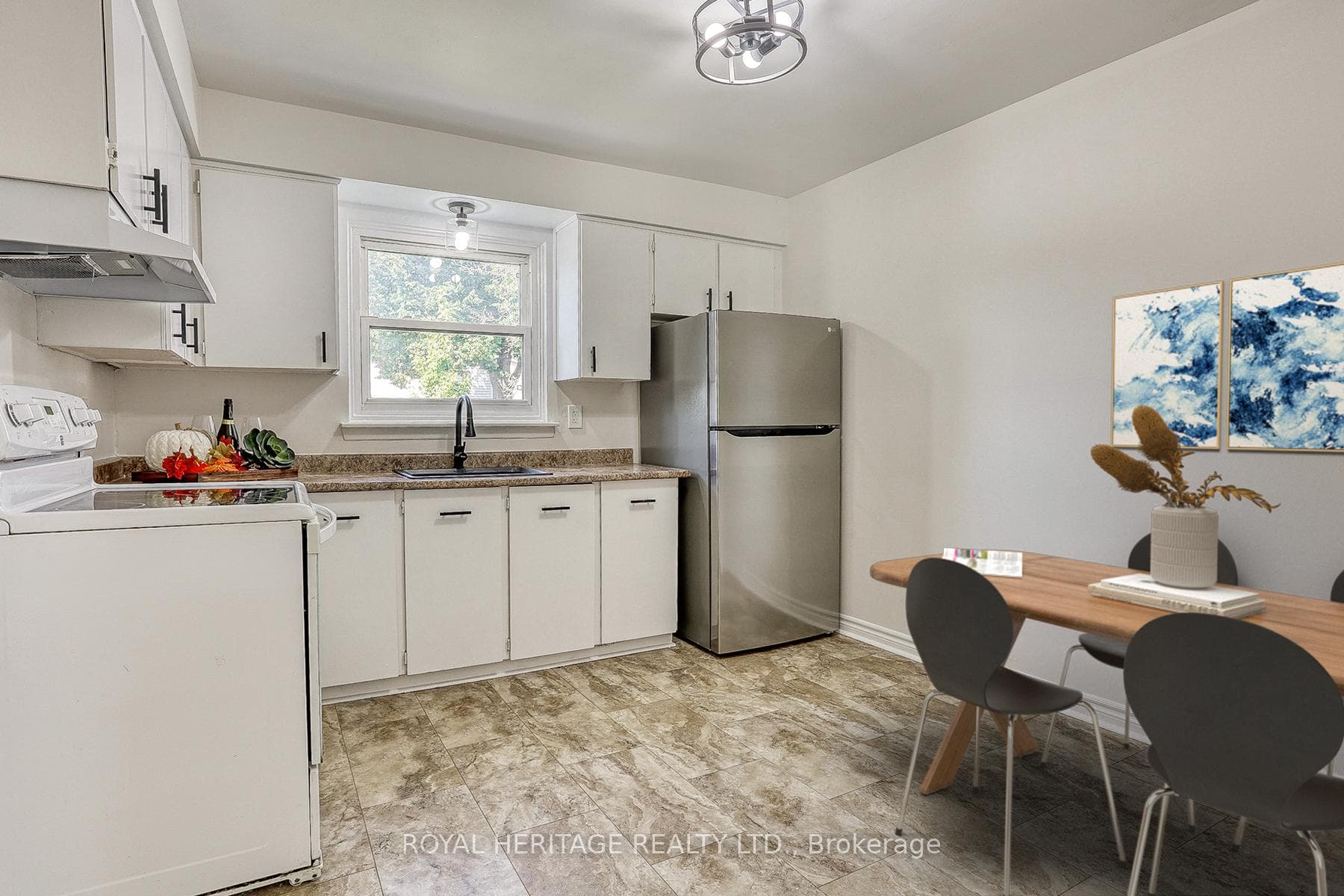 1403 Fenelon Crescent photo 3