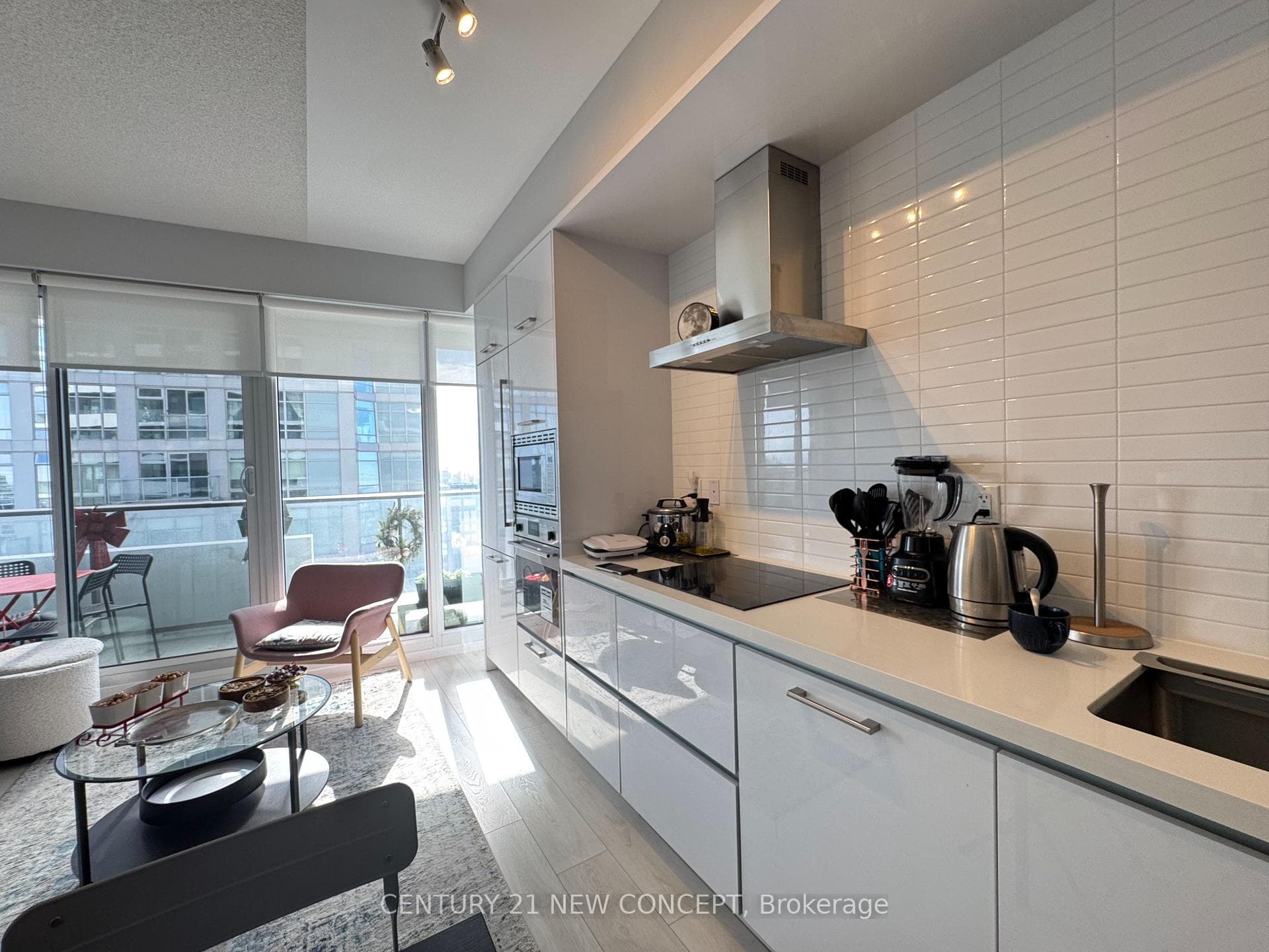 2221 Yonge Street Unit 4206 photo 3