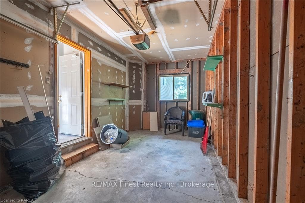 1386 BRACKENWOOD Crescent photo 31