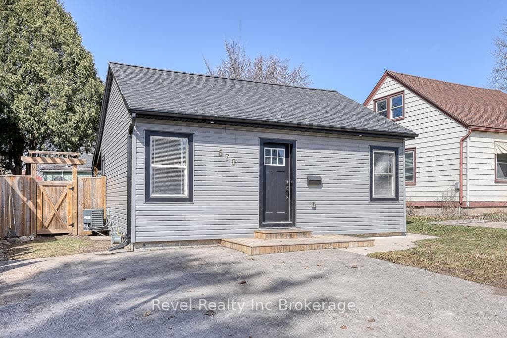 679 Elizabeth Street photo 24