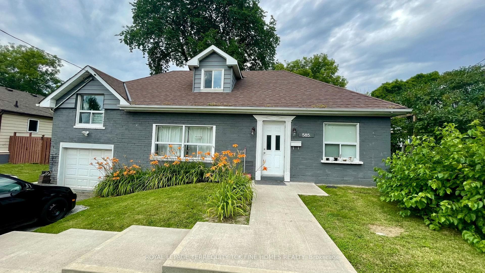 585 Byngmount Avenue photo 1