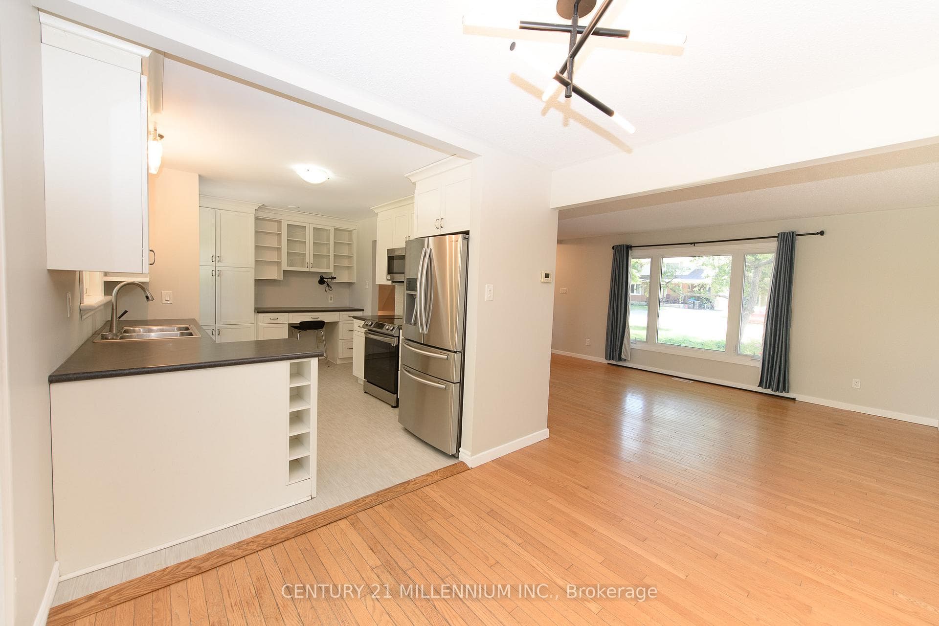 9 Brock Crescent photo 5
