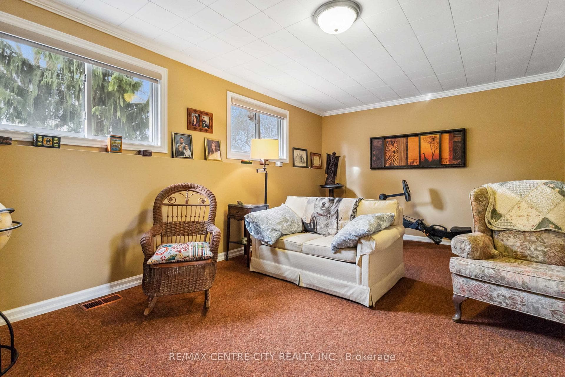 507 Regal Court photo 20