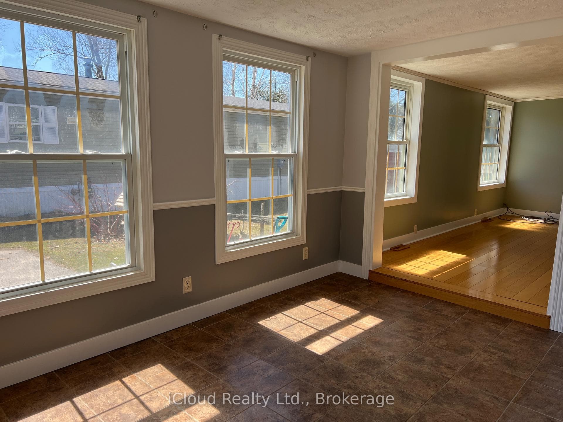 122 Sussex Square photo 3