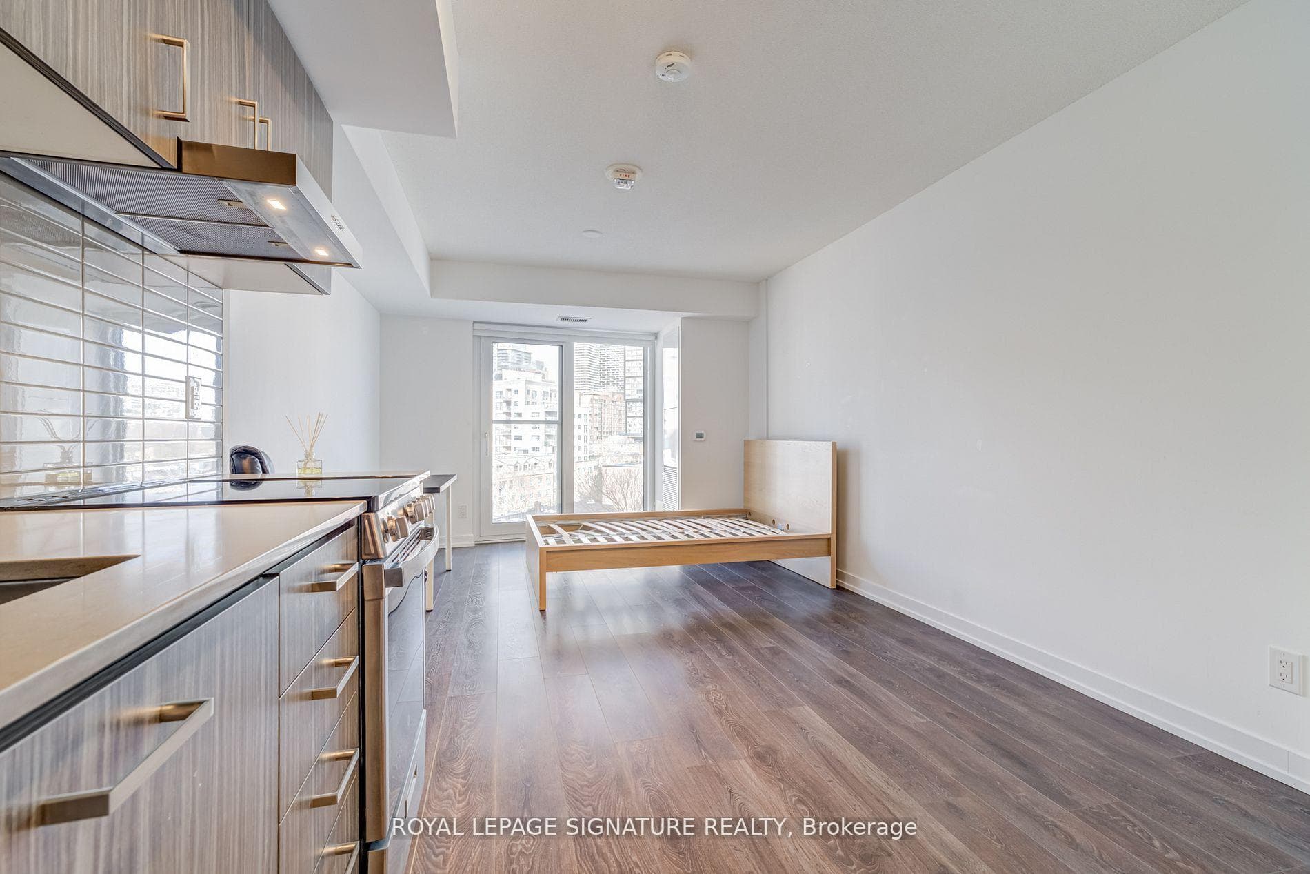 219 Dundas Street Unit 810 photo 7