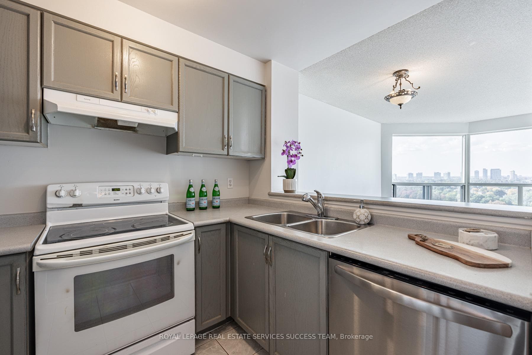 2177 Burnhamthorpe Road Unit 1606 photo 16