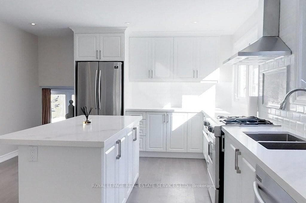 141 Castle Crescent photo 7